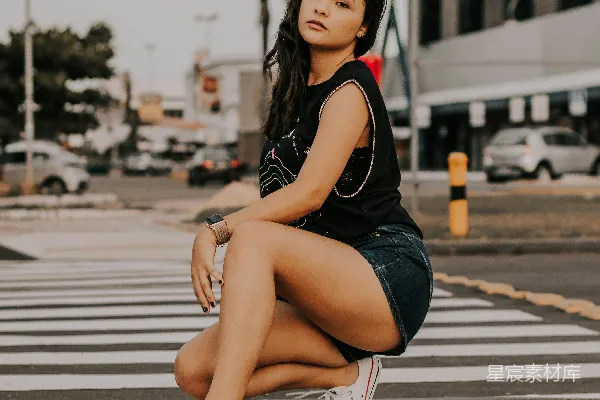高清摄影 一位妇女坐在人行横道上，双腿交叉。