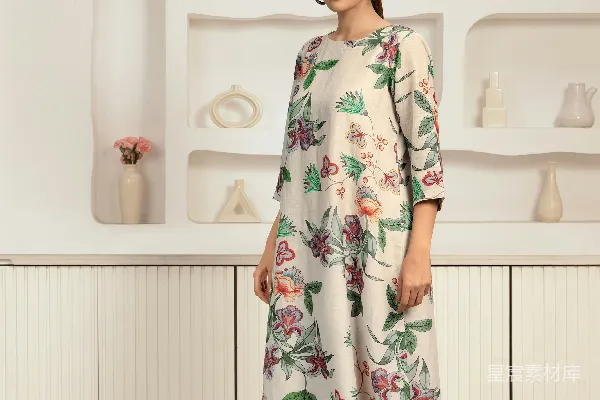 高清摄影 一位妇女站在花瓶展示前