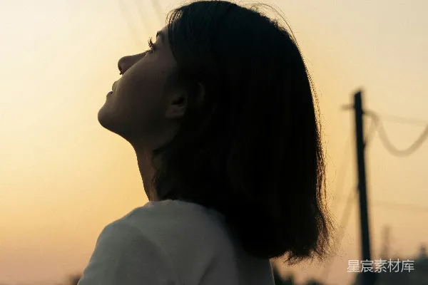 高清摄影 抬头的人