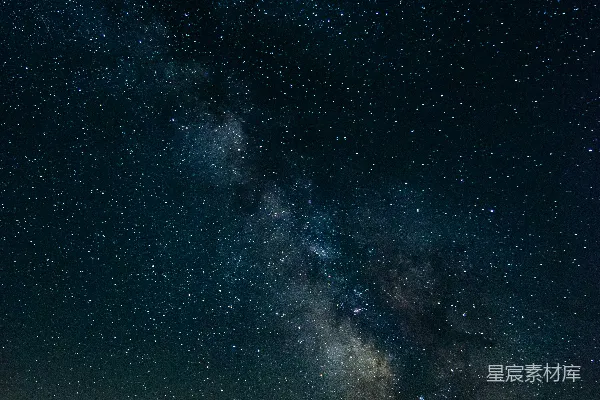 银河在夜空璀璨夺目。