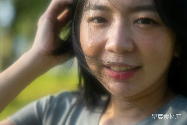 高清摄影 一个女人用手捂着头