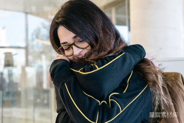 高清摄影 戴着眼镜的女人低头看手机