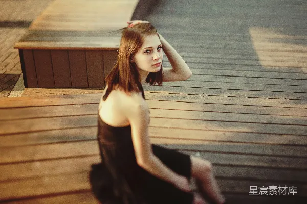 高清摄影 黑色上衣连衣裙的女人坐在木质地板上