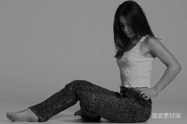 高清摄影 一个女人坐在地上。
