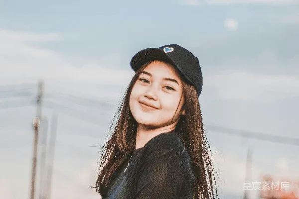 高清摄影 一个穿着黑色上衣和棒球帽的女子