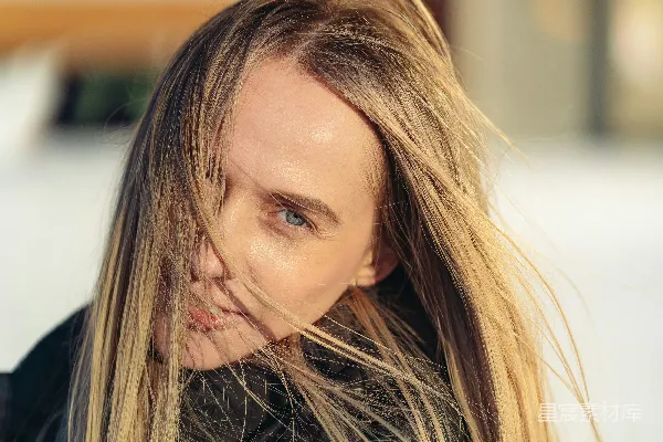 高清摄影 一头长发的女子在风中摇曳