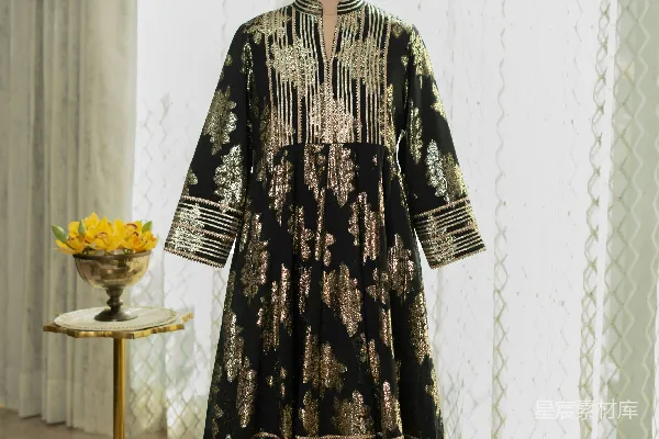 高清摄影 橱窗前展示的人体模特上的连衣裙