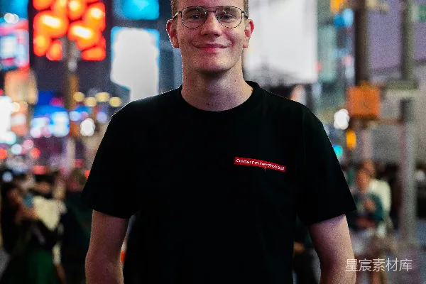 高清摄影 一个男人站在城市夜晚的中心