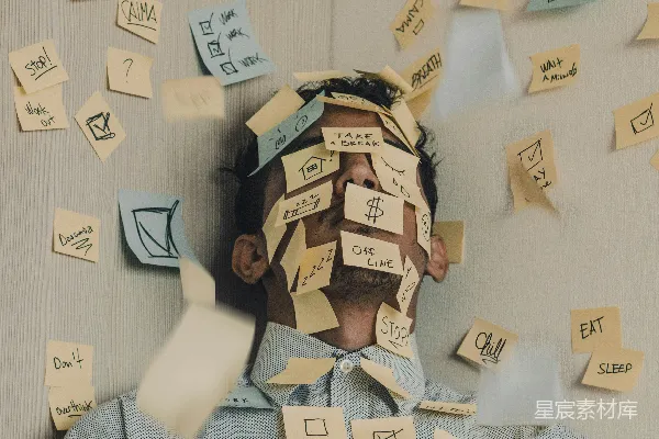 高清摄影 办公室办公桌上的男人身上覆盖着粘性便签纸