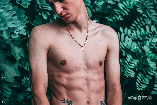 高清摄影 男士站在植物旁