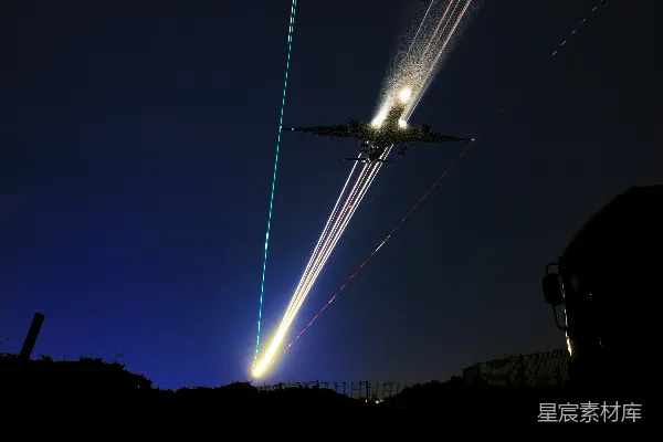 夜空中 flying 的飞机