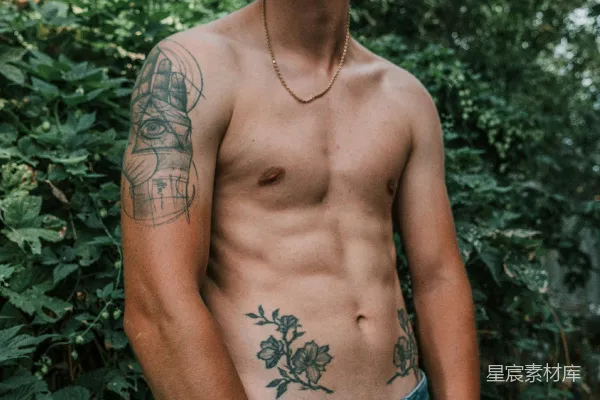 高清摄影 一个赤裸上身的男人站在灌木丛前