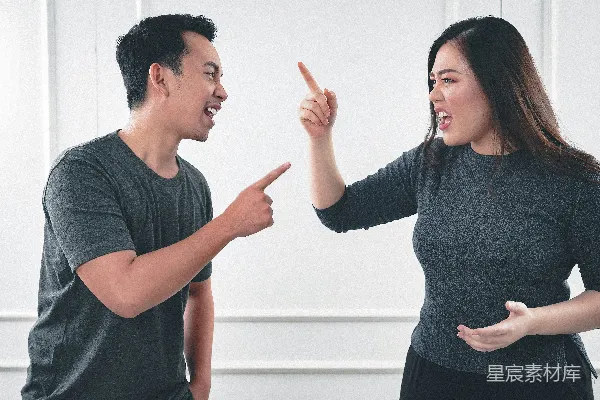 高清摄影 灰色套-neck长袖上衣的男人站在一位黑色套-neck长袖上衣的女人旁边。