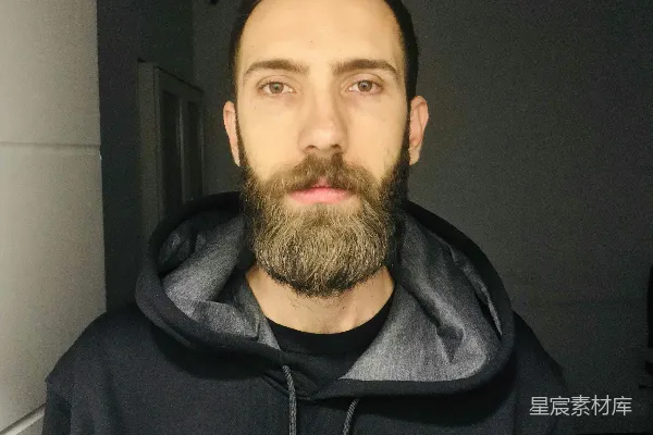 高清摄影 一个留着胡子的男人穿着黑色风衣