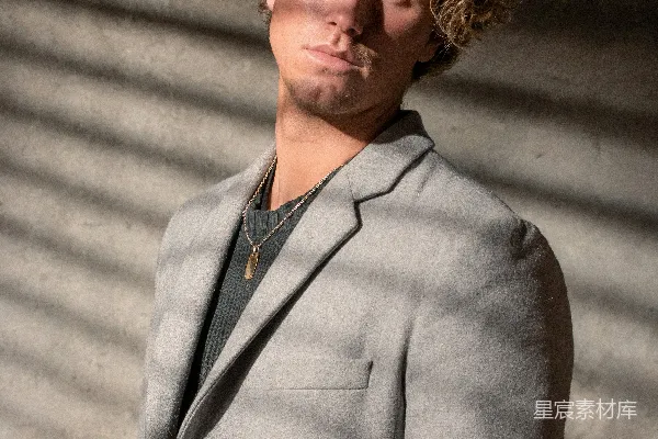 高清摄影 穿着灰色尖领西装外套的男子站立着