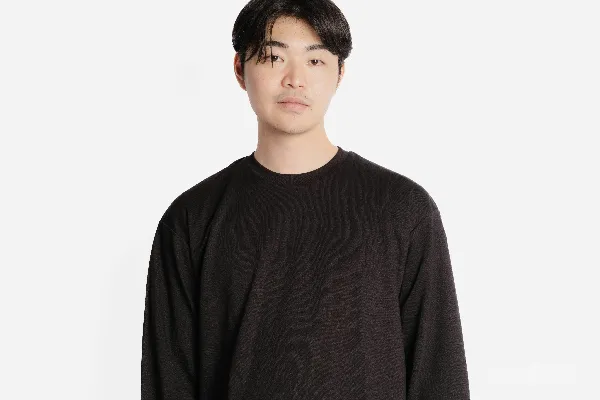 高清摄影 一个男人站在白色背景前