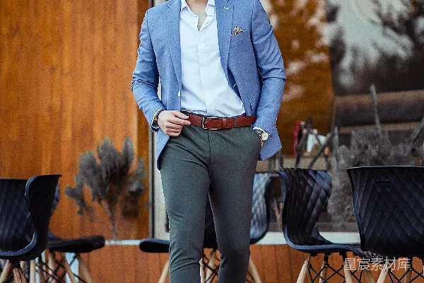 高清摄影 身穿蓝衬衫和黑裤子的男人坐在椅子上。