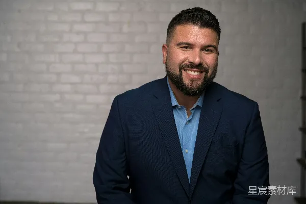 高清摄影 穿着蓝西装配马甲的男人