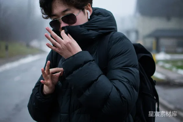 高清摄影 黑衣男子手持黑色智能手机