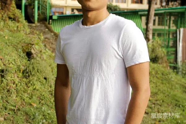 高清摄影 男人微笑站在树木附近