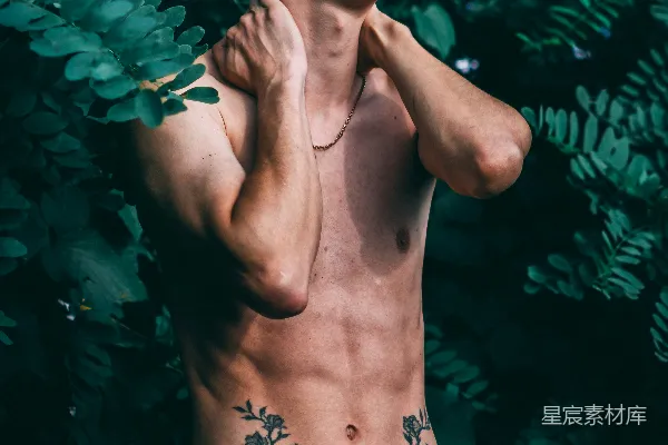 高清摄影 穿着绿色松紧裤的男人