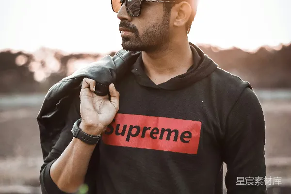 高清摄影 浅焦点拍摄的人穿着黑色 Supreme 毫针毛衣