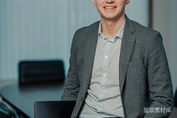 高清摄影 穿着灰色西装上衣的男人微笑