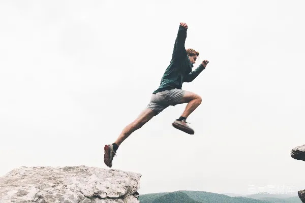 高清摄影 男人跃过岩石山峰