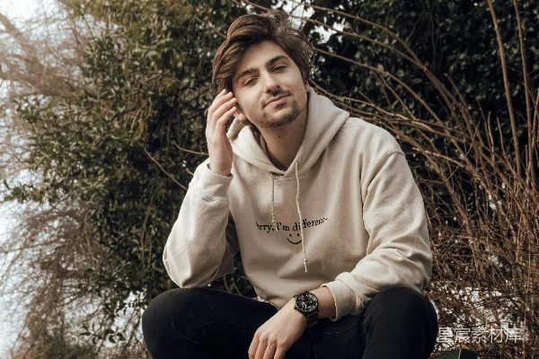 高清摄影 灰 hoodie 穿着的女人坐在黑色长凳上