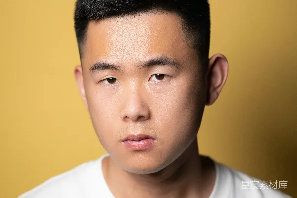 高清摄影 一个穿着白色衬衫的男人在看着镜头