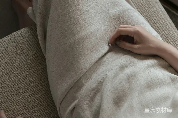 高清摄影 身穿白裙子的女人坐在沙发椅上。