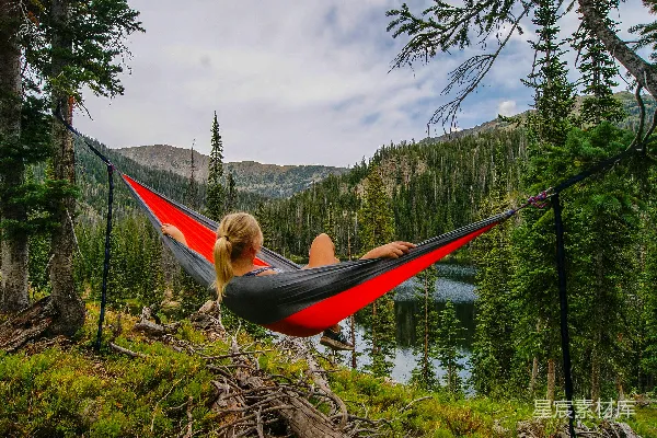 高清摄影 hammock旁靠近河流的女人