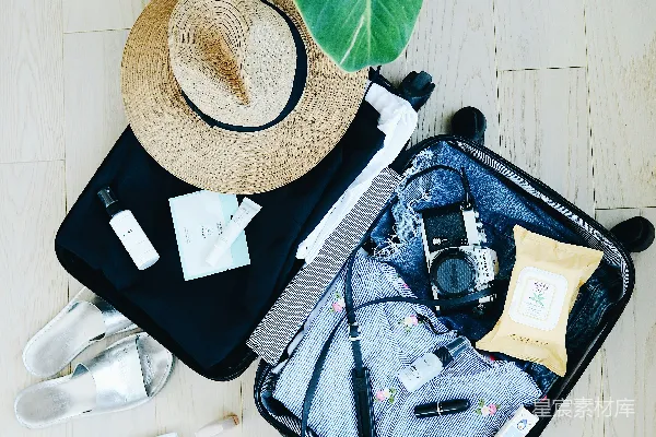 高清摄影 打开旅行袋查看必备物品和帽子
