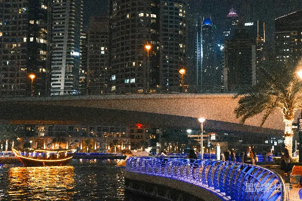 高清摄影 从水上看夜景的城市