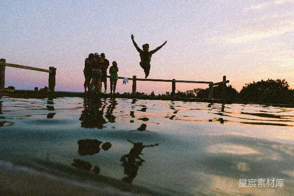 高清摄影 人在空中跳到水面中