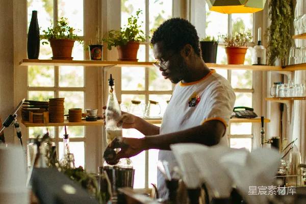 一个男人正在往玻璃杯里倒酒。