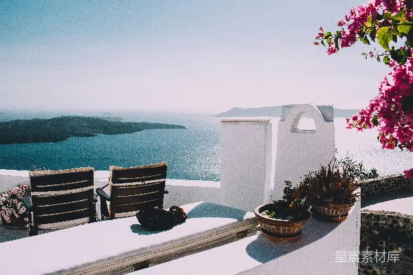 高清摄影 墙边两把棕色的木制椅子