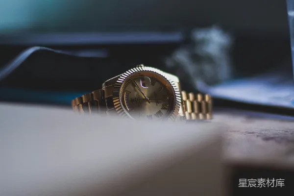 高清摄影 金色圆型机械表配链式表带
