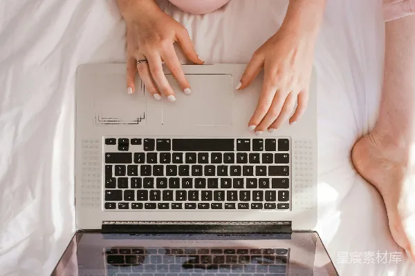 高清摄影 女性使用MacBook Pro