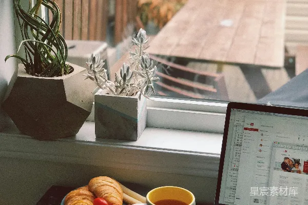 高清摄影 MacBook旁的茶杯