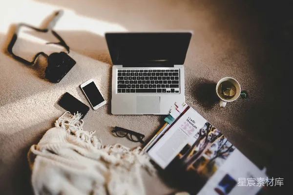 高清摄影 白色陶瓷马克杯靠近MacBook Pro