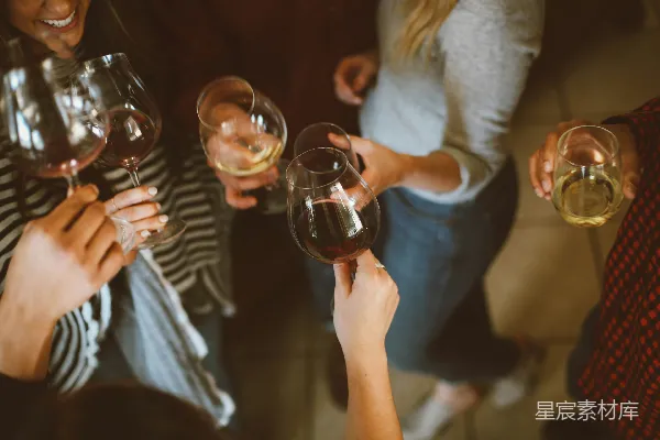 高清摄影 一群人扔酒杯