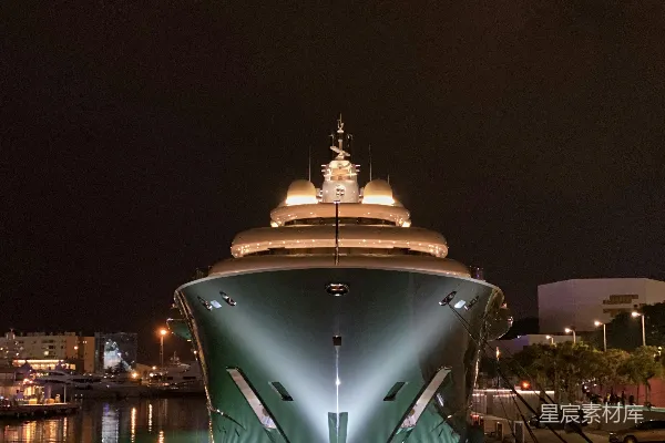 高清摄影 一座顶部有圆顶的巨大建筑，周围环绕着水面，夜晚景色。