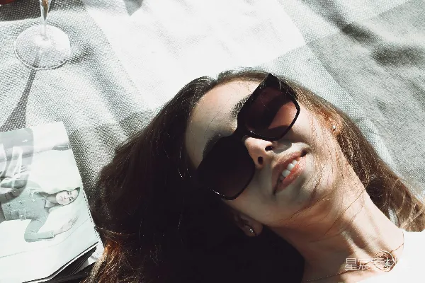 高清摄影 白上衣女人戴着黑色墨镜