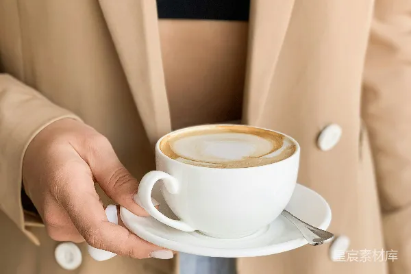 高清摄影 手持白色陶瓷杯的人杯中盛满了咖啡
