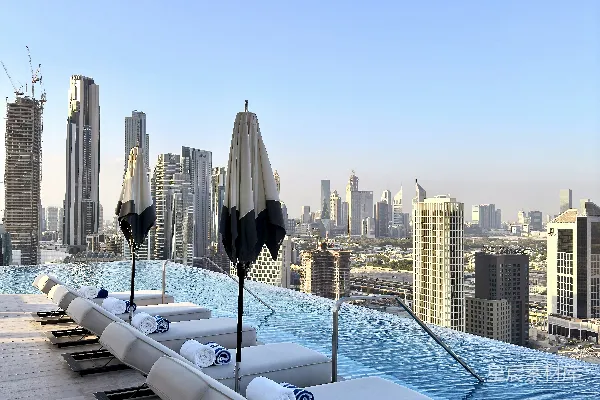 高清摄影 放松的泳池俯瞰着城市 skyline。