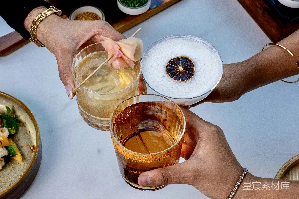 高清摄影 餐桌旁一群人在举杯庆祝。