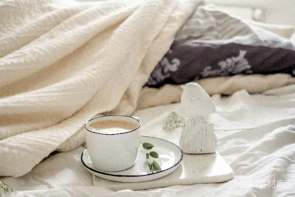 高清摄影 盛有液体的茶杯放置在托盘上