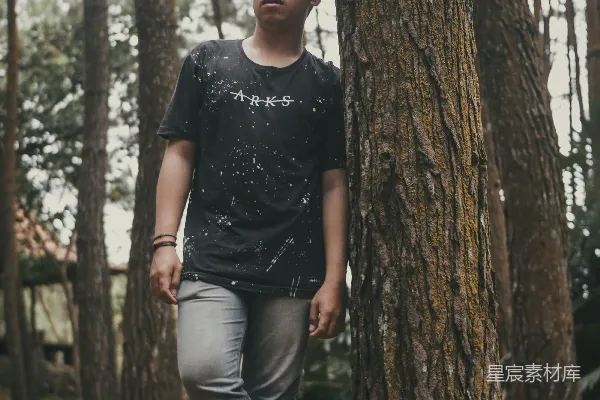 树旁边的那个人