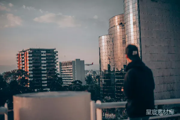 高清摄影 男人站在楼梯扶手旁边